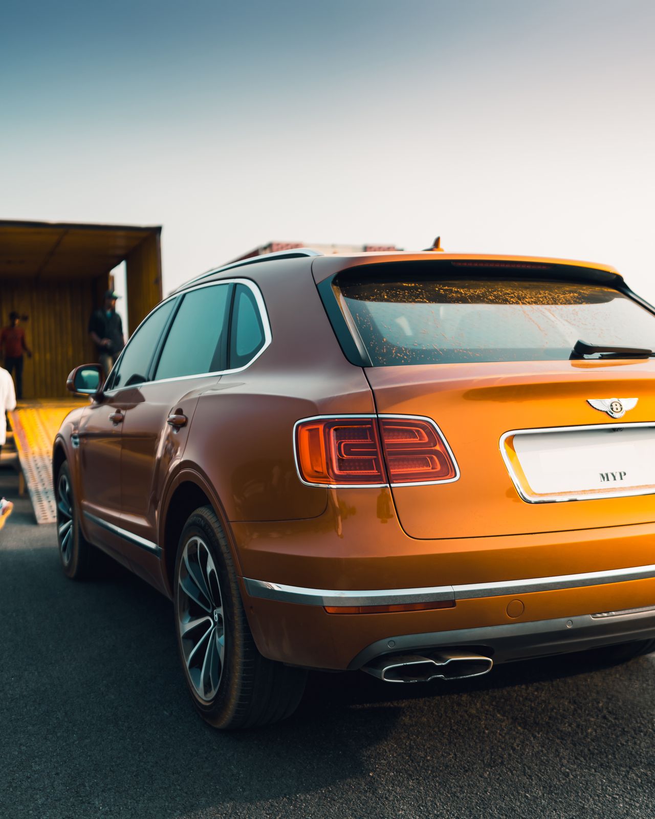 Oranje premium auto tijdens transport